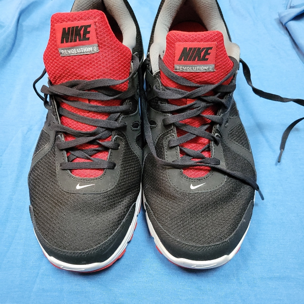 Nike Mens Revolution 2 Running Shoes Black Red Lace Up Low Top sz 13D